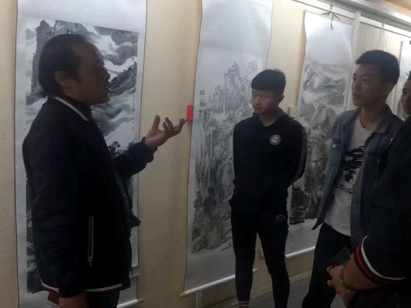 蚌埠工艺美术学校艺术设计专业学生参观书画作品展2.jpg