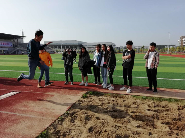 蚌埠工艺美术学校春季运动会教工活动掠影1.jpg
