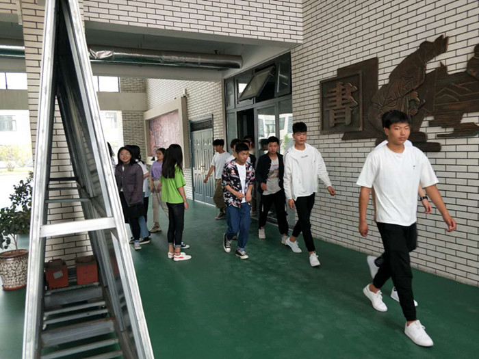蚌埠工艺美术学校举行防震减灾应急疏散演练活动3.jpg