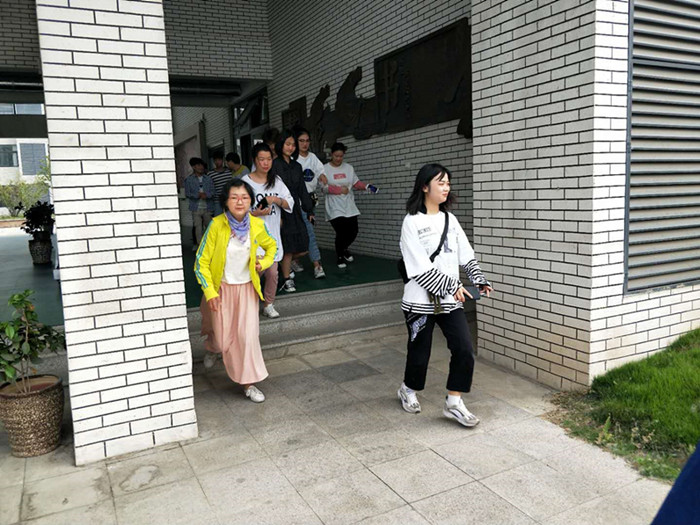 蚌埠工艺美术学校举行防震减灾应急疏散演练活动2.jpg