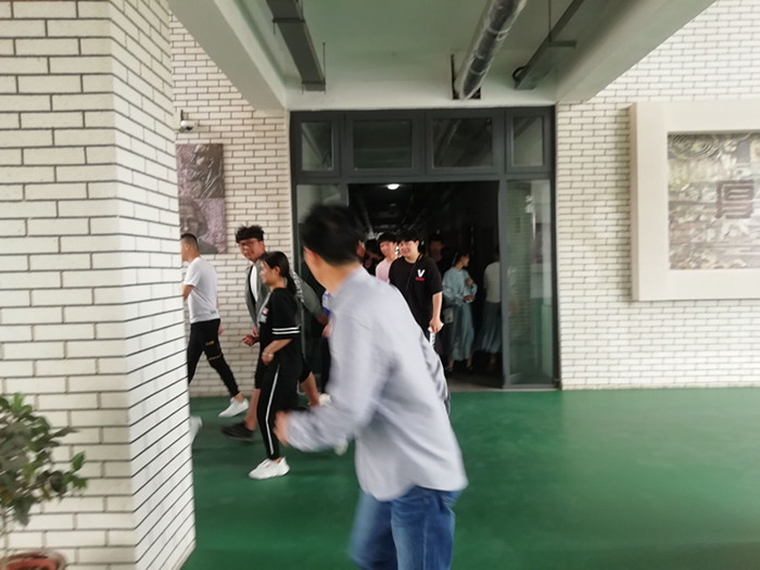 蚌埠工艺美术学校举行防震减灾应急疏散演练活动1.jpg