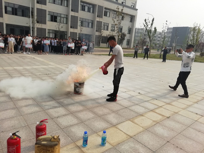 蚌埠工艺美术学校2019年消防应急疏散演练及消防培训2.jpg
