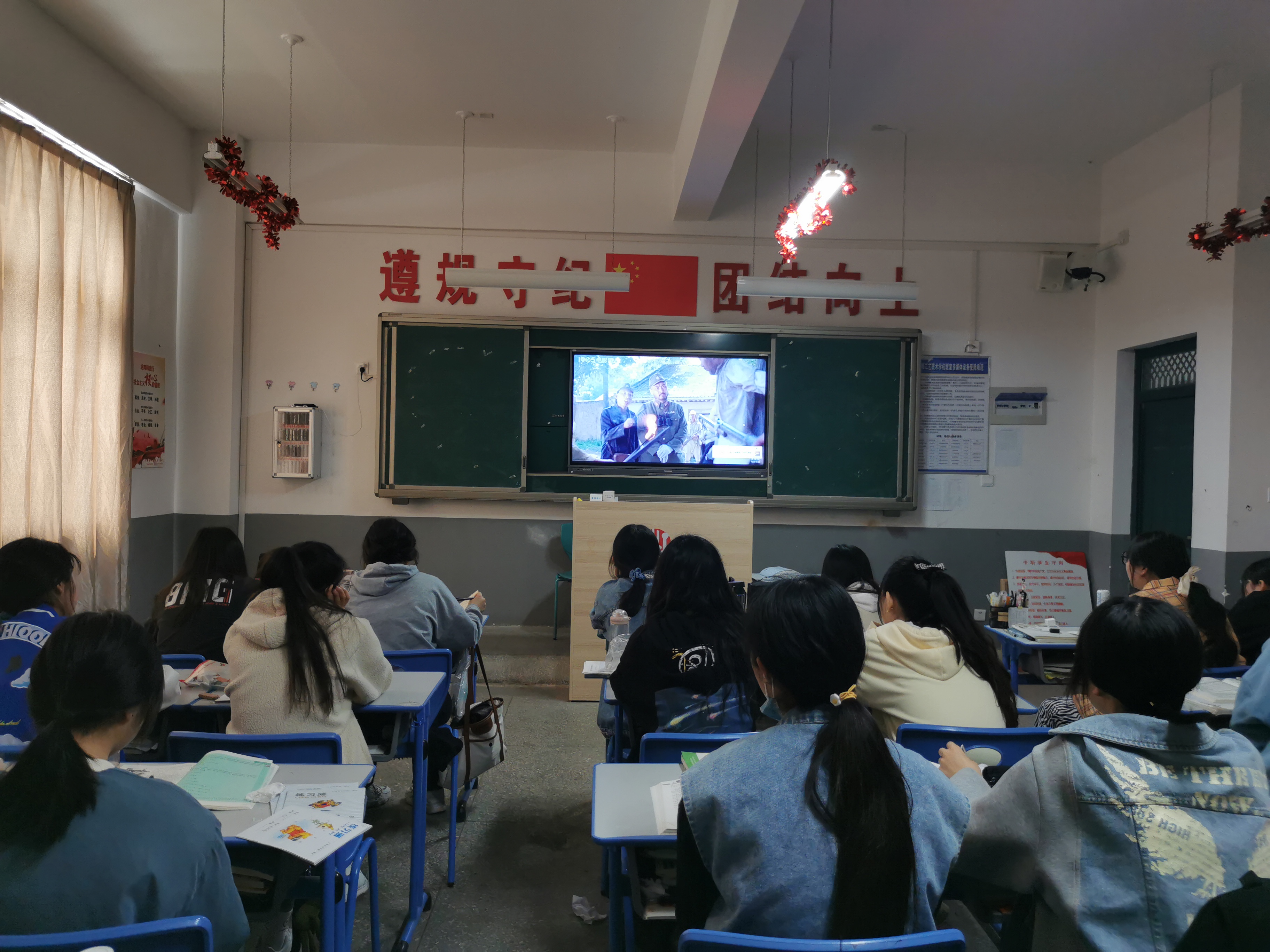 20210401蚌埠工艺美校“观看红色电影”.jpg
