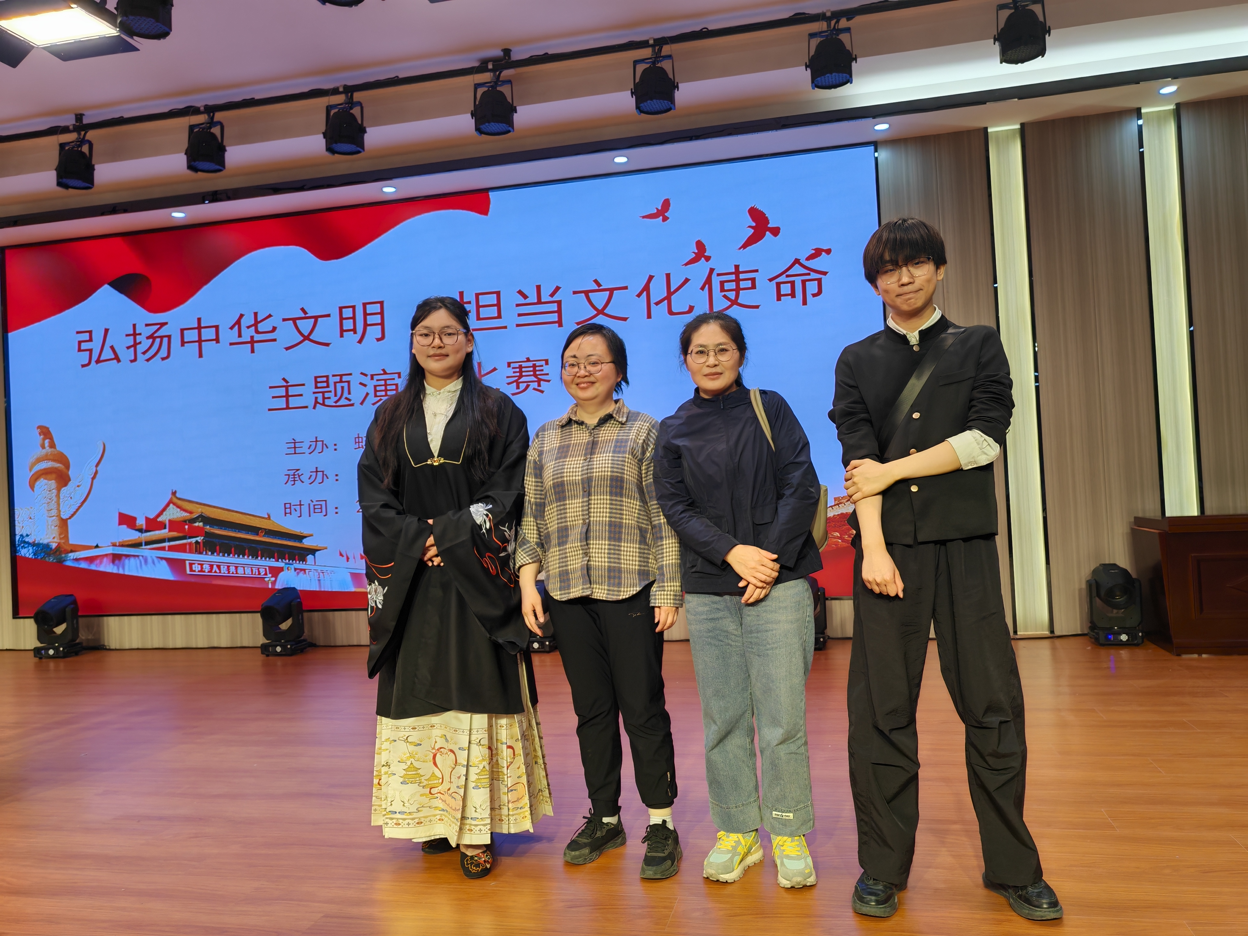 选手老师合影.jpg